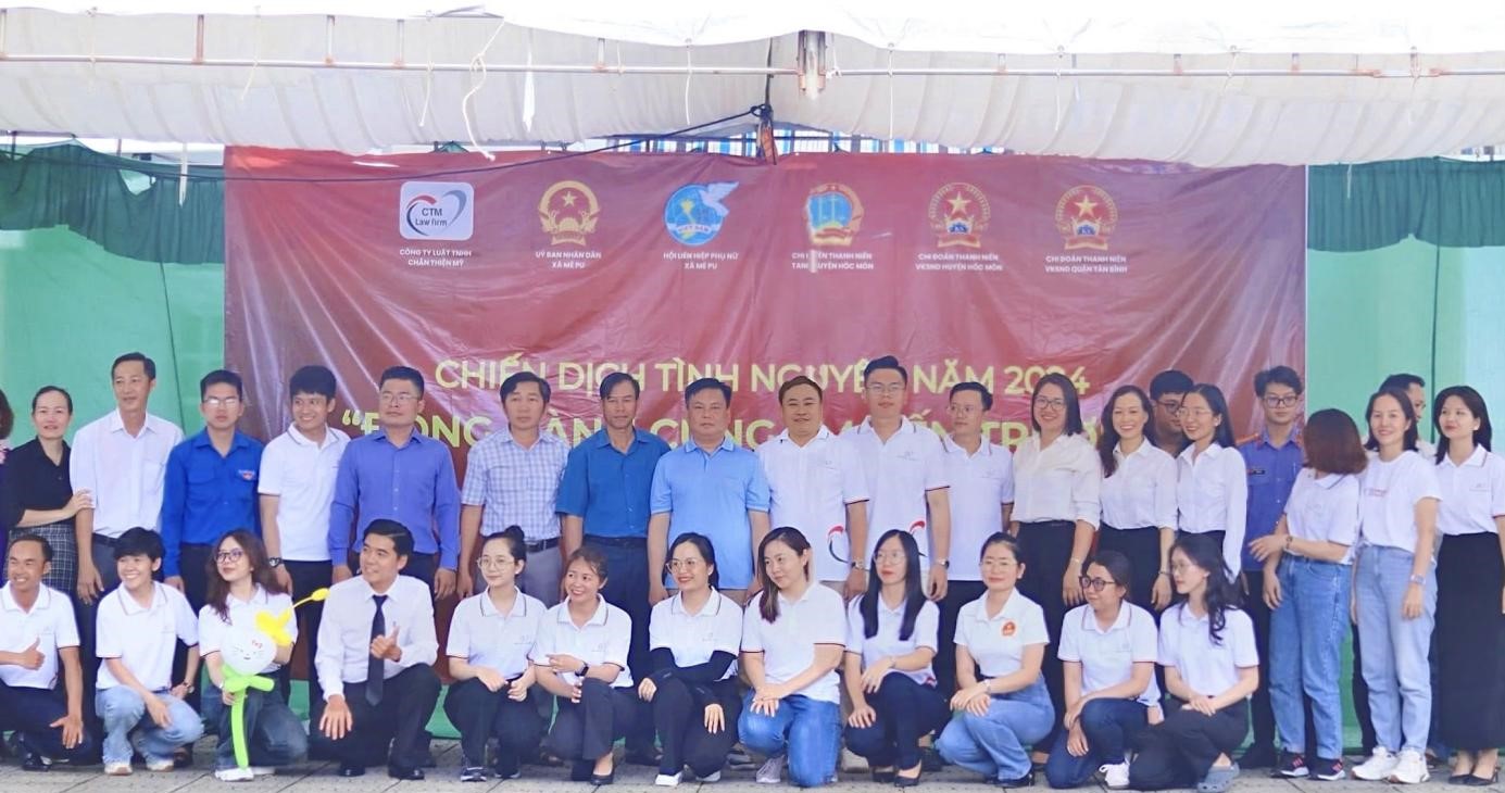 Chương trình tình nguyện năm 2024: “Đồng hành cùng em đến trường” 3 Hình ảnh: Đội ngũ nhân sự CTM Law Firm cùng đại diện lãnh đạo các đơn vị địa phương, Tòa án nhân dân, Viện Kiểm sát nhân dân và Ban tổ chức chương trình chụp hình kỷ niệm.