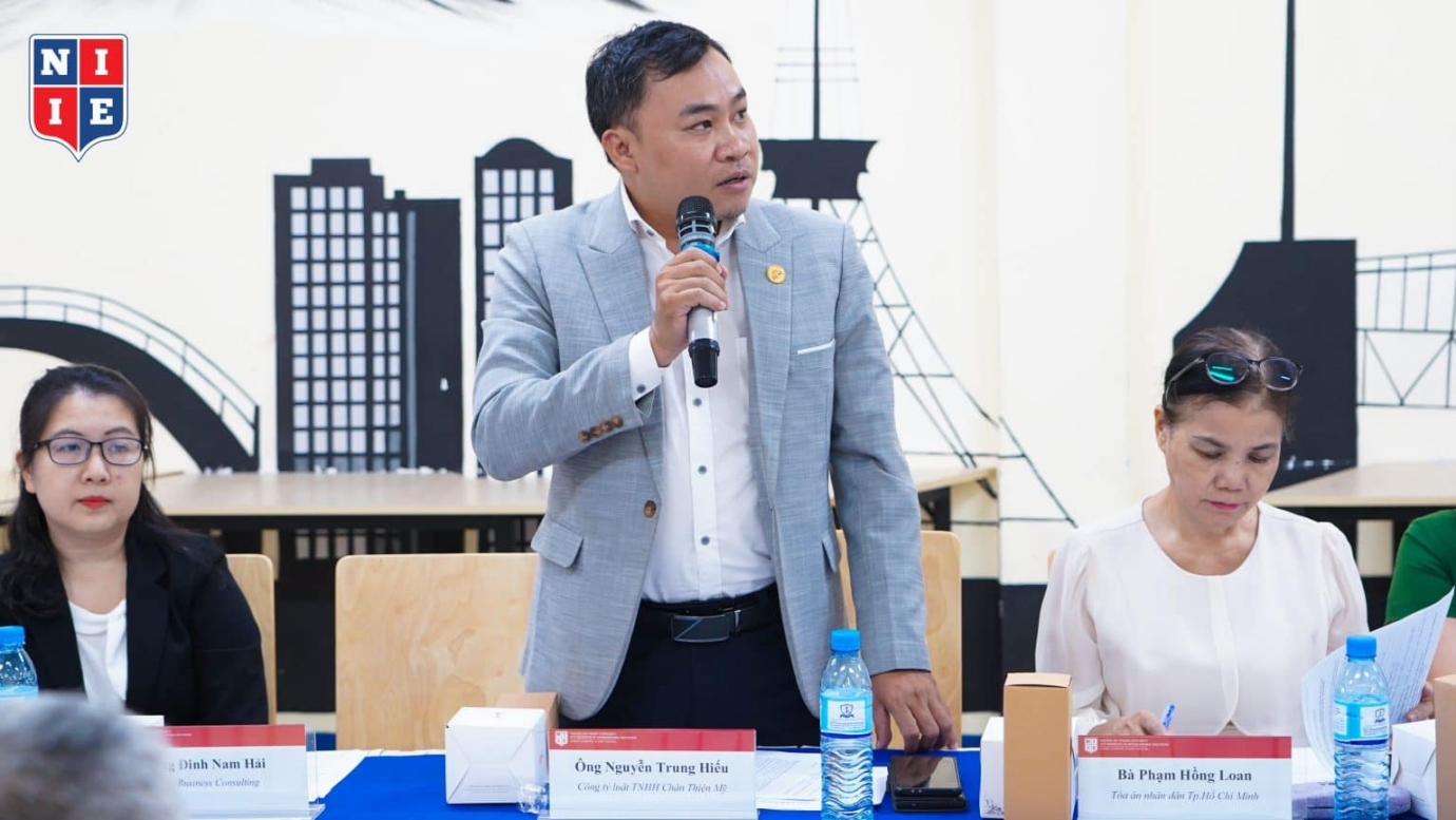 Hình ảnh: Luật sư Nguyễn Trung Hiếu phát biểu xây dựng chương trình chuẩn quốc tế ngành Luật Kinh tế do Viện đào tạo Quốc tế NTT.