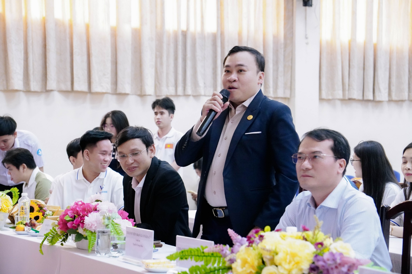 Hình ảnh: Luật sư Nguyễn Trung Hiếu - Giám khảo của Hội thi tìm hiểu pháp luật chia sẻ với các bạn sinh viên.