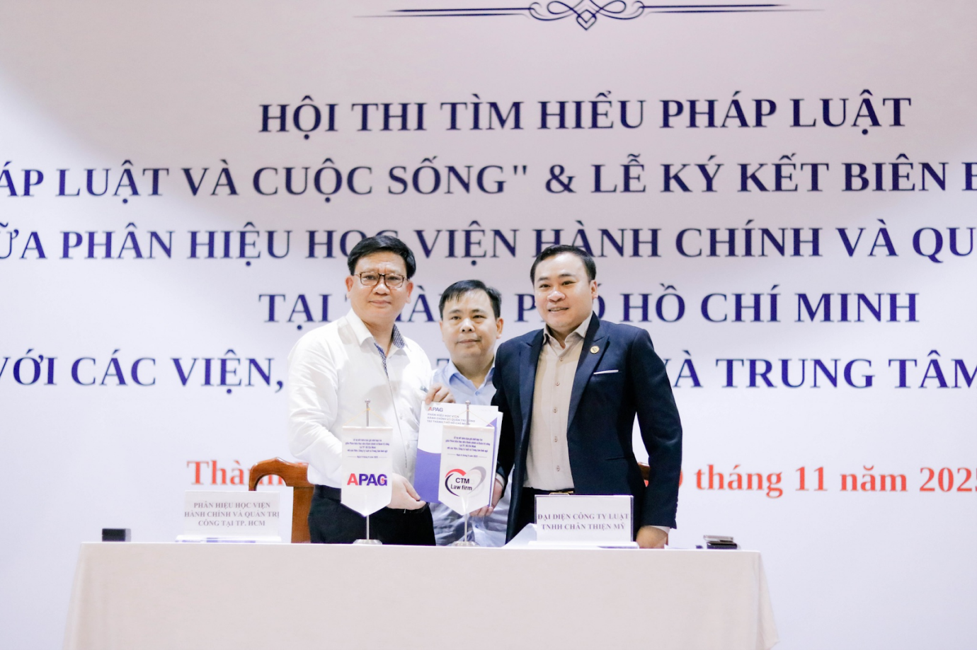 Lan tỏa tri thức pháp luật – Đồng hành cùng thế hệ sinh viên luật trẻ 1 Hình ảnh: Luật sư Nguyễn Trung Hiếu cùng lãnh đạo Khoa luật và Khoa học Liên ngành Phân hiệu Học Viện Hành chính và Quản trị Công ký kết Biên bản hợp tác trong khuôn khổ Ngày hội pháp luật