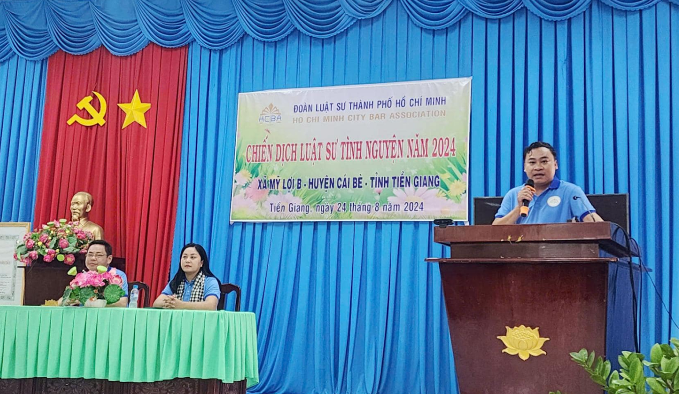 Hình ảnh: Luật sư Nguyễn Trung Hiếu phát biểu và tư vấn pháp luật tại chiến dịch