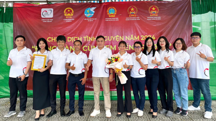 Hình ảnh: Luật sư Nguyễn Trung Hiếu và đội ngũ nhân sự CTM Law Firm tham gia chiến dịch tình nguyện 2024.